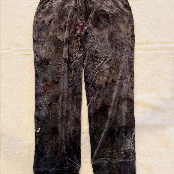 Lululemon ready to crush HR black velour jogger crop - Picture 2 of 4